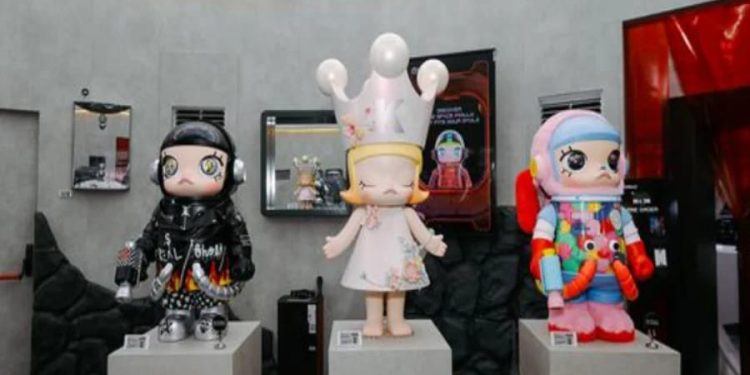 Pameran MEGA SPACE MOLLY Hello Moon Hadir di Jakarta