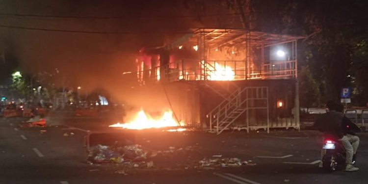 Pos Polisi Taman Bungkul Terbakar, Surabaya Dalam Keadaan Mencekam dan Lumpuh