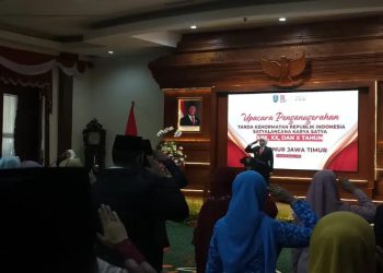 Sematkan Satyalencana Karya Satya ke ASN Gubernur Jatim Ucapkan Terima Kasih