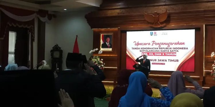 Sematkan Satyalencana Karya Satya ke ASN Gubernur Jatim Ucapkan Terima Kasih