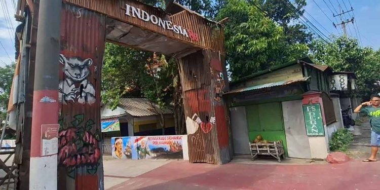 Warga Kedungmaling Mojokerto Bangun Gapura dari Seng Bekas dengan Pesan Antikorupsi
