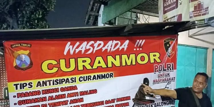 Kanit Reskrim Polsek Balongbendo Pasang Banner Himbauan Cegah Curanmor