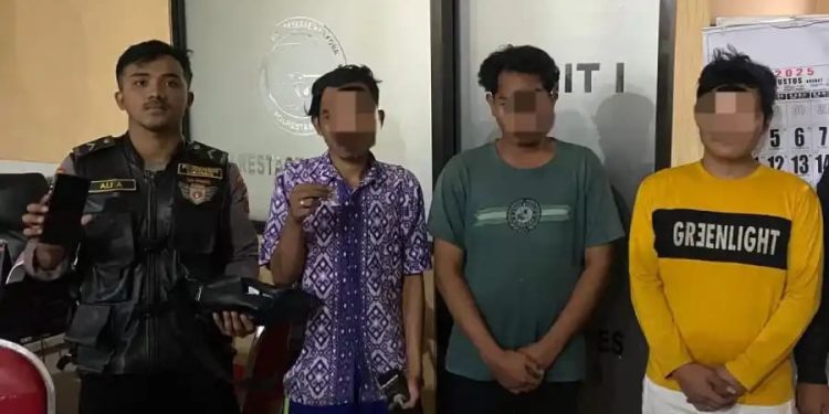 Tiga Pria Ugal-Ugalan di Jalan Tembaan Surabaya Bawa Poket Sabu