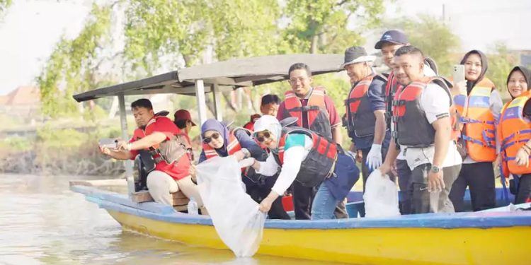 SIER PJT I dan Tunas Hijau Sebar 10000 Ikan Grass Carp di Sungai Jagir