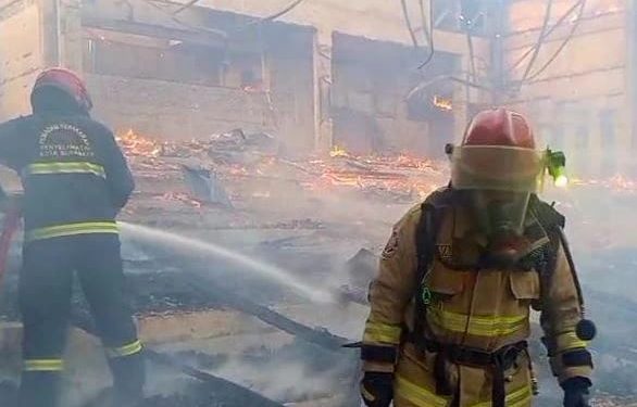 Kebakaran Menghanguskan Gedung Bekas Bioskop Oscar di Surabaya