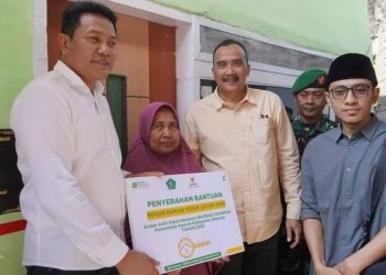 Bupati Sidoarjo Serahkan Kunci Rumah Hasil Renovasi
