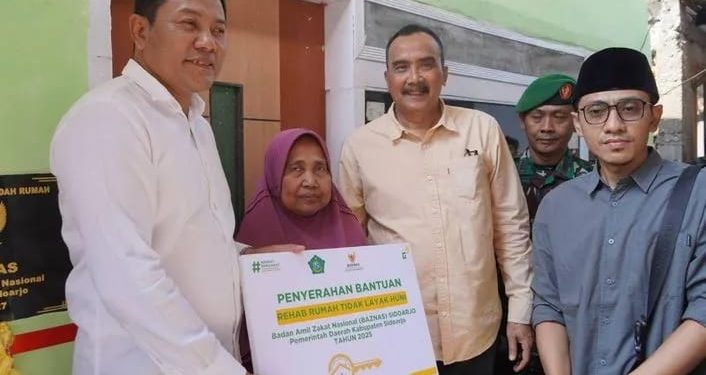 Bupati Sidoarjo Serahkan Kunci Rumah Hasil Renovasi