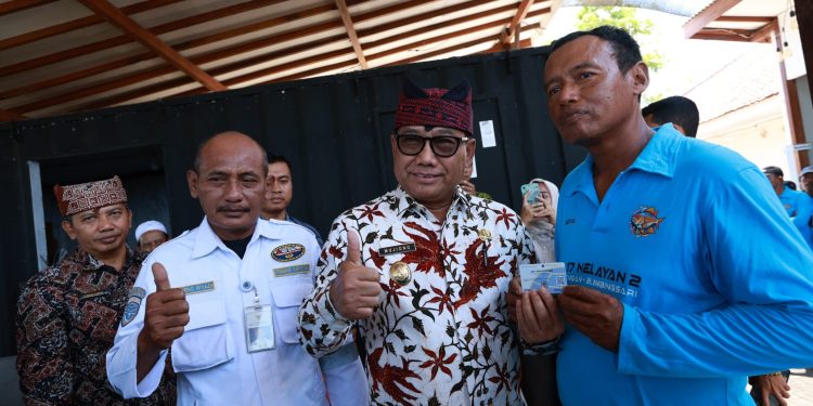 Permudah Nelayan, Pemkab Banyuwangi Urus e-Pas Kecil Gratis di Kampung Pesisir