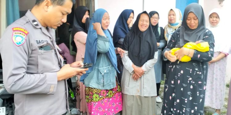 Warga Gresik Dikejutkan Penemuan Bayi di Tepi Jalan Poros Desa