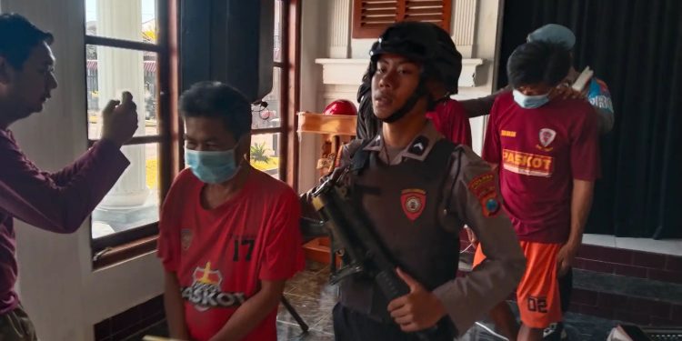 Polisi Gadungan Peras Keluarga Tahanan Rp38 Juta, Tiga Tersangka Ditangkap di Pasuruan