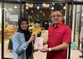 Erin Ramadayanti Serahkan Buku Sepotong Hati kepada Wakil Ketua DPRD Jatim