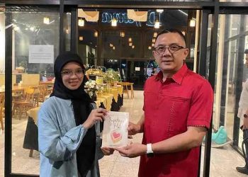 Erin Ramadayanti Serahkan Buku Sepotong Hati kepada Wakil Ketua DPRD Jatim