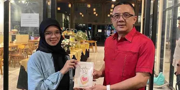 Erin Ramadayanti Serahkan Buku Sepotong Hati kepada Wakil Ketua DPRD Jatim