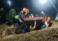 Tangis Keluarga Hadiri Pemakaman Santri Sampang Korban Runtuhnya Ponpes Sidoarjo