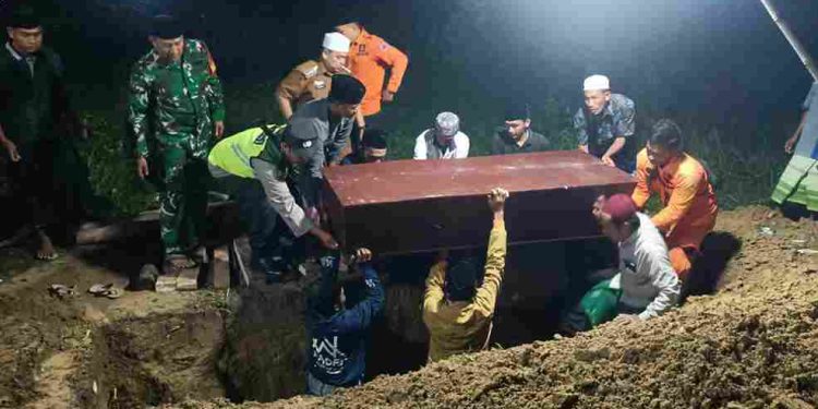 Tangis Keluarga Hadiri Pemakaman Santri Sampang Korban Runtuhnya Ponpes Sidoarjo