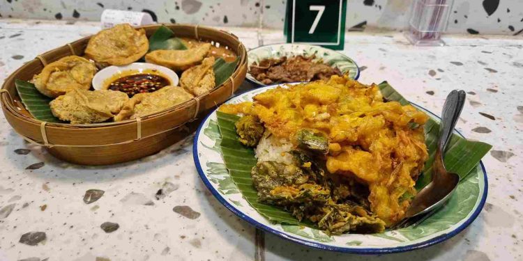 Viral Nasi Daun Jeruk dan Sambal Ijo Incaran Pecinta Kuliner Surabaya
