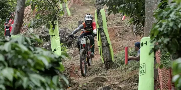 Juara Umum Downhill 2025 Sengit, Downhiller Elite Nasional Bertarung di Final 76 Indonesia