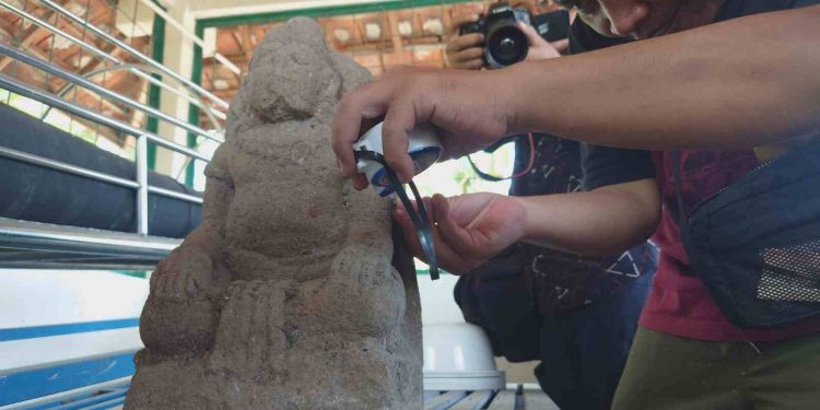 Penemuan Arca Kuno di Makam Desa Pesanggrahan Kutorejo Mojokerto