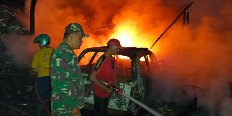 Gudang Rongsokan di Trowulan Mojokerto Terbakar, Mobil Terbakar ikut Terlaksana