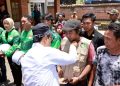 Serahkan Helm dan Jaket Ke Ojek, Mensos Apresiasi Program Berbagi Banyuwangi