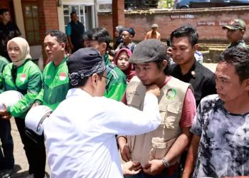 Serahkan Helm dan Jaket Ke Ojek, Mensos Apresiasi Program Berbagi Banyuwangi