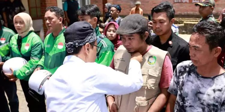 Serahkan Helm dan Jaket Ke Ojek, Mensos Apresiasi Program Berbagi Banyuwangi