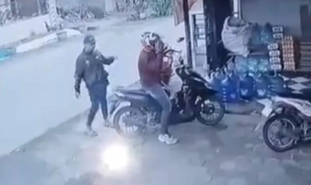 Sepeda Motor Dicuri Maling Terekam Kamera CCTV di Kedungsari Jombang
