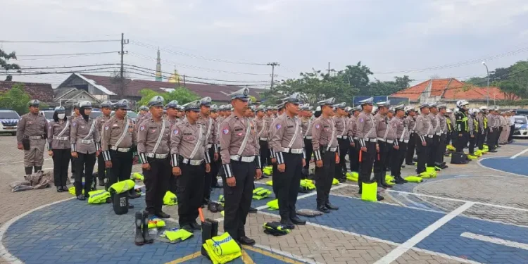 Kesiapan Anggota Satlantas Polrestabes Surabaya Jaga Warga Saat Musim Hujan