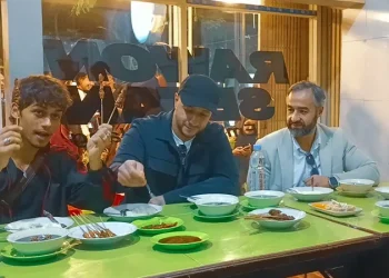Maher Zain dan Harris J Menyantap Kuliner Surabaya Rawon Setan dan Sate