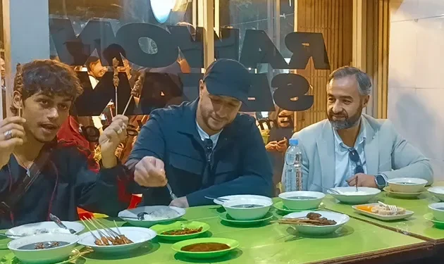 Maher Zain dan Harris J Menyantap Kuliner Surabaya Rawon Setan dan Sate