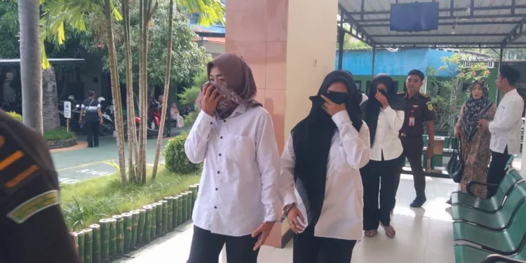 Tiga Perempuan Kompak Ikuti Persidangan Kasus Narkoba di Pengadilan Negeri Gresik