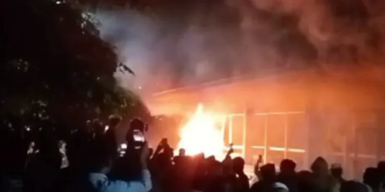 Nelayan Ditangkap, Warga Protes ke Polsek Kangean dan Bakar Mess Kontraktor