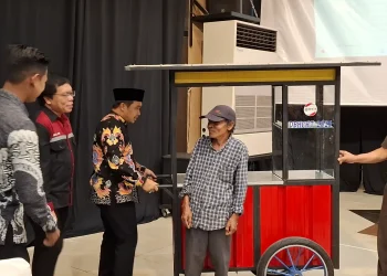 301 Warga Berpenghasilan Rendah Pasuruan Terima Bantuan Usaha DBHCHT 2025