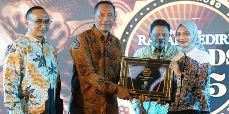 Mbak Wali Raih Anugerah Walikota Muda Transformatif 2025 Radar Kediri