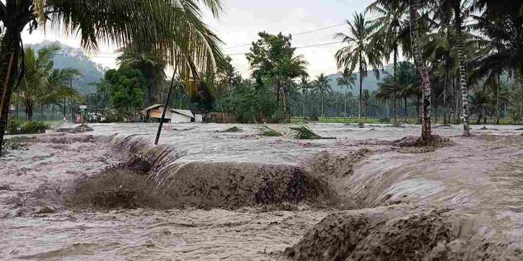 Banjir Lahar Semeru Berbau Belerang, Aktivitas Vulkanik Meningkat Terdeteksi PVMBG