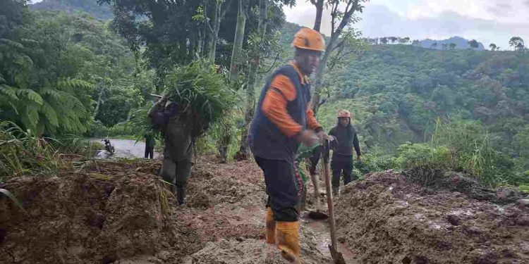 Hujan Lebat Sebabkan Longsor di Kare Madiun, Jalan Penghubung Terputus Total