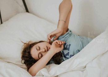Badan Kaku Saat Bangun Tidur? Simak 5 Penyebab yang Sering Diabaikan