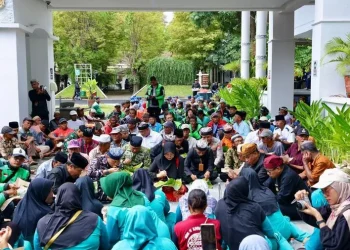 Tasyakuran Nasi Bungkus Bareng Warga dalam Harjaba ke-254 Banyuwangi oleh Bupati Ipuk