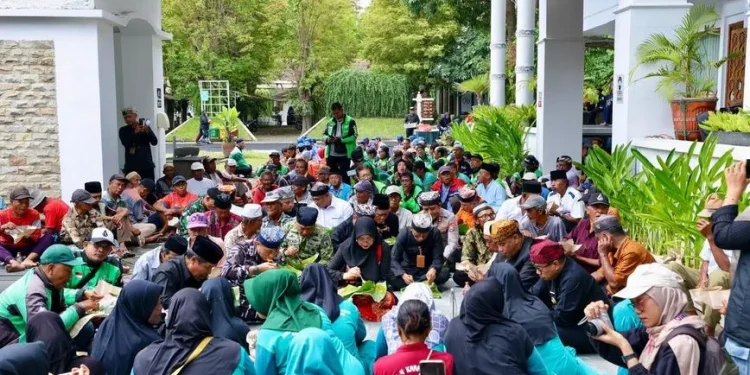 Tasyakuran Nasi Bungkus Bareng Warga dalam Harjaba ke-254 Banyuwangi oleh Bupati Ipuk