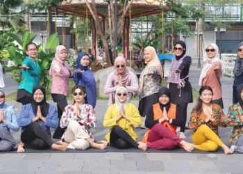Peringati Hari Ibu, Komunitas Yoga Mojokerto Gelar Vinyasa Flow Berkebaya