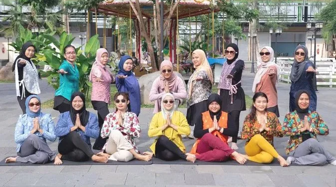 Peringati Hari Ibu, Komunitas Yoga Mojokerto Gelar Vinyasa Flow Berkebaya