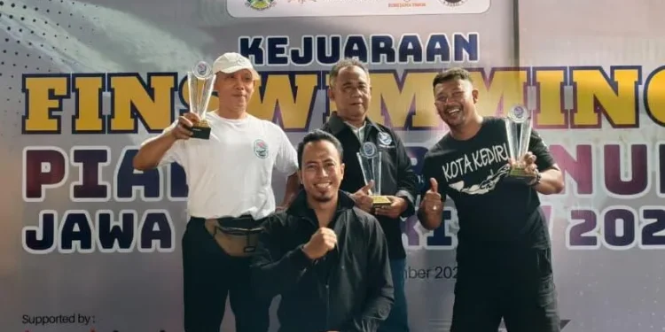 Surabaya Juara Umum Kejurprov Finswimming Piala Gubernur Jatim 2025