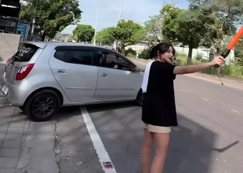 Bella Bonita Jadi Tukang Parkir dan Imbau Warga Tidak Bergerombol