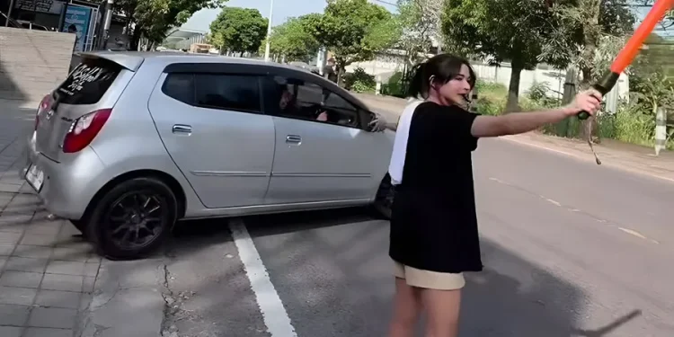 Bella Bonita Jadi Tukang Parkir dan Imbau Warga Tidak Bergerombol