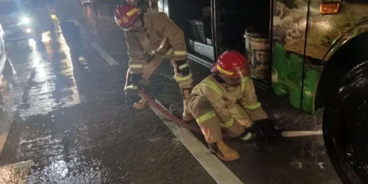 Diduga karena rem terlalu panas, bus nyaris terbakar di Madiun