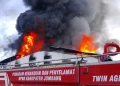 Kebakaran Hebat di Pabrik Sepatu Mojongapit Jombang