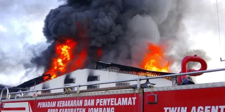 Kebakaran Hebat di Pabrik Sepatu Mojongapit Jombang