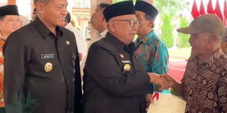 3.132 Warga Blitar Dapat Sertifikat Tanah Redistribusi Hutan Menyambut Tahun Baru