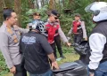 Polisi Membantu Kendaraan Wisatawan yang Kesulitan Menanjak di Telaga Sarangan