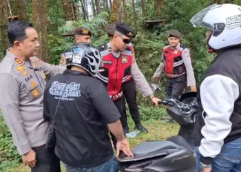 Polisi Membantu Kendaraan Wisatawan yang Kesulitan Menanjak di Telaga Sarangan